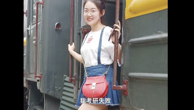 考研失败情侣辞职回村7年后翻盘 从道歉到被追着买