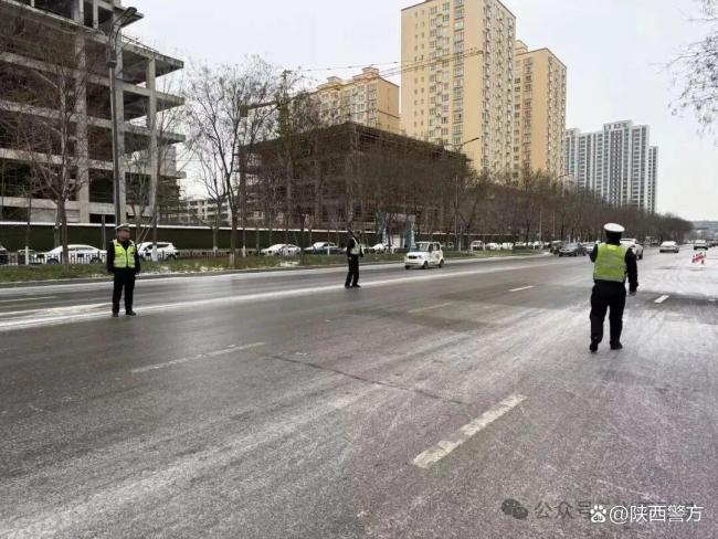 40辆车因大雪滞留 交警为司机送包子 寒夜中的温暖守护