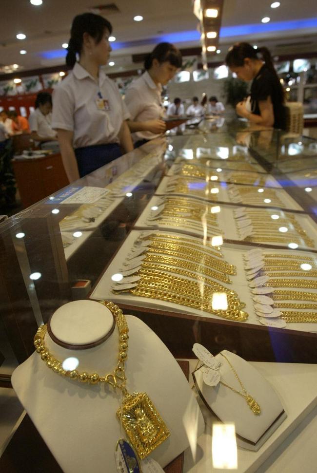 金价暴涨胖东来金店挤爆了 代购疯狂抢购