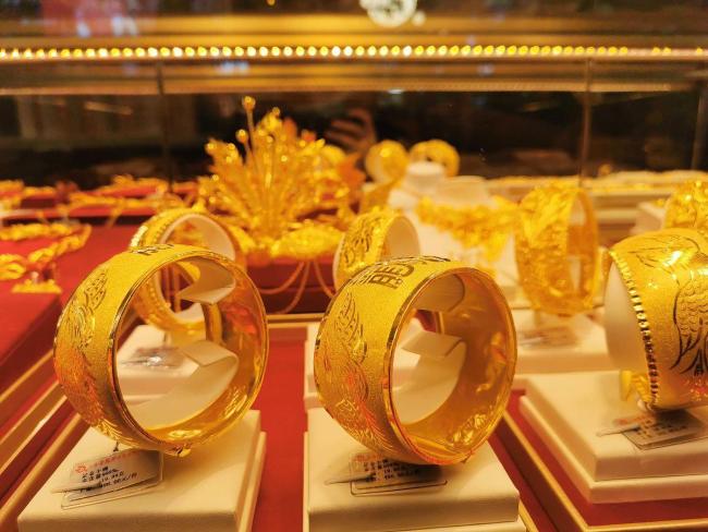 金价暴涨胖东来金店挤爆了 代购疯狂抢购