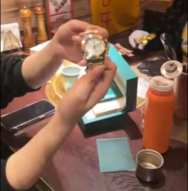 女子为治病卖劳力士账户被冻结 电信诈骗涉案资金引发争议