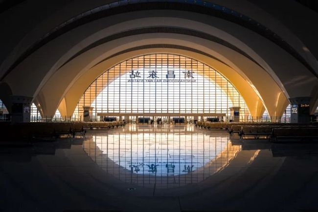 一到这座高铁站 就思拍照！：南昌东站颜值爆表