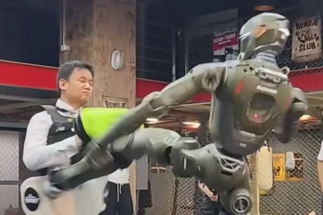 中国机器人学“打架”练“挨打” 极限交互中的技术锤炼