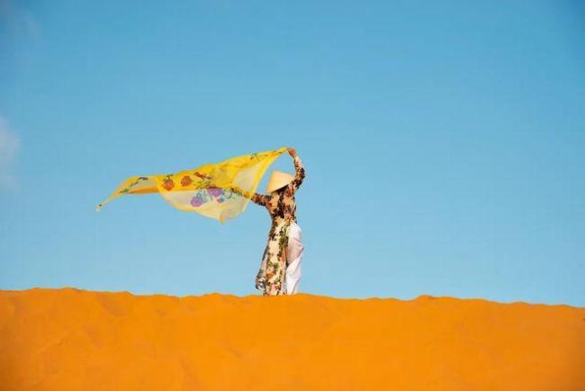 游客看到“素颜”埃菲尔铁塔沉默了 真实世界不讨好你