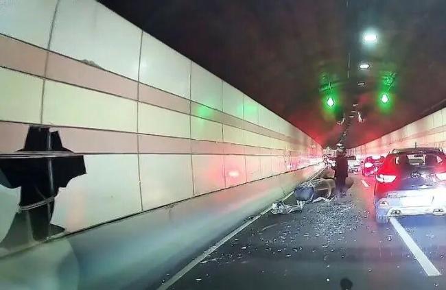 超高运输车闯入隧道撞落顶部风机