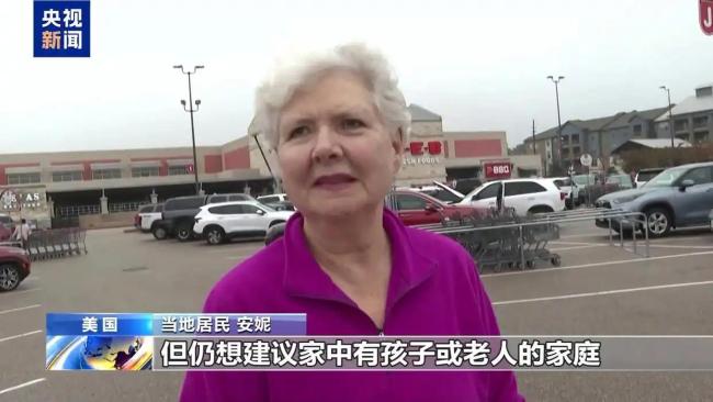 美国民众大排长龙抢空超市 冬季风暴引发恐慌囤货