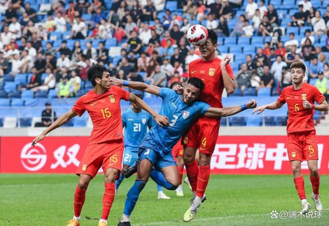 U23国足不孤单!大量中国球迷现场助威,挥舞国旗,老外也加入