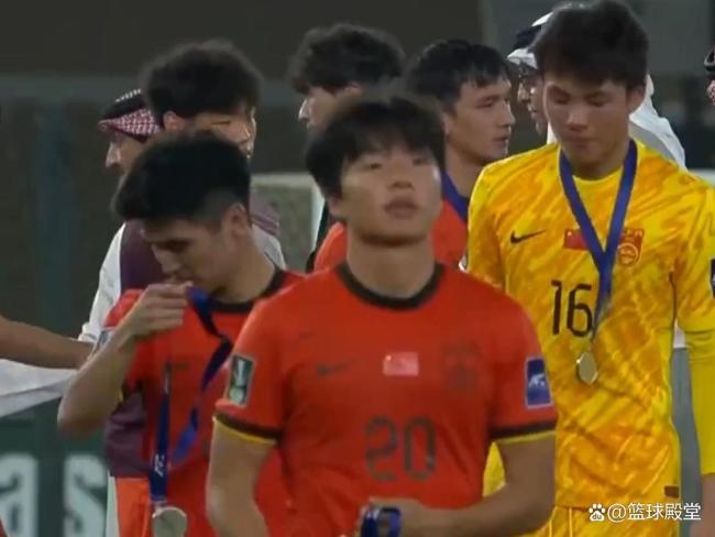 U23国足领取亚军奖牌🏅 全员无笑容 复杂心情映现场