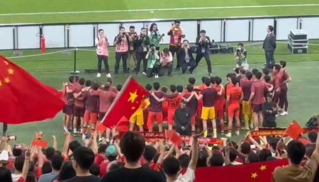 U23国足在决赛后与远征球迷们合影