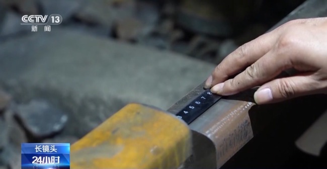 迎春运“大考” 他们连夜开展高铁换轨作业