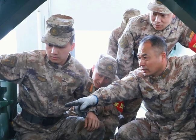 火箭军某部打破建制选用“兵教员”