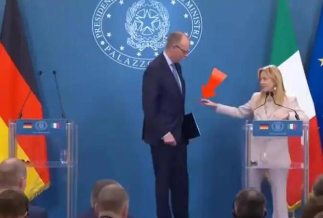 德国总理想亲吻意大利总理遭拒 尴尬瞬间引发热议