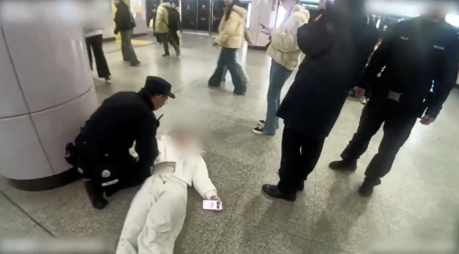 低血糖女生晕倒被民警接力投喂 暖心守护获赞!