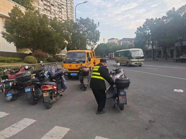 影响市容、占用通行空间,地铁站附近非机动车乱停放有何解?: 整治措施已出台