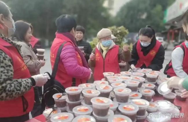 女孩凌晨3点排队等雍和宫舍粥 寒夜中的温暖期盼