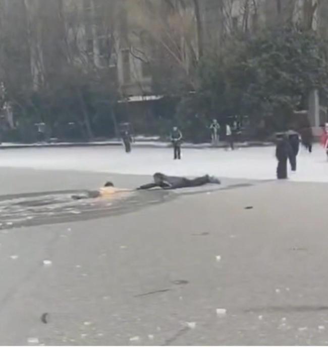 男子救人受困 另一人匍匐前去营救 冰湖上的生死救援