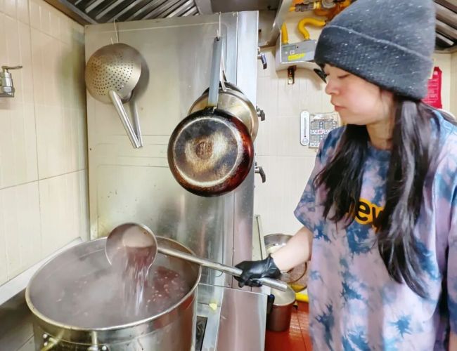 上海愚园路拉开冬日温存派送序幕 腊八粥传递暖和