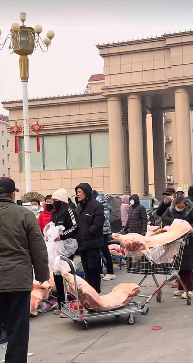 社区过年每东谈主发11000元和半只猪 住户列队领福利