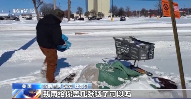 美国无家可归者靠帐篷抵御严寒 严冬中的生存挑战