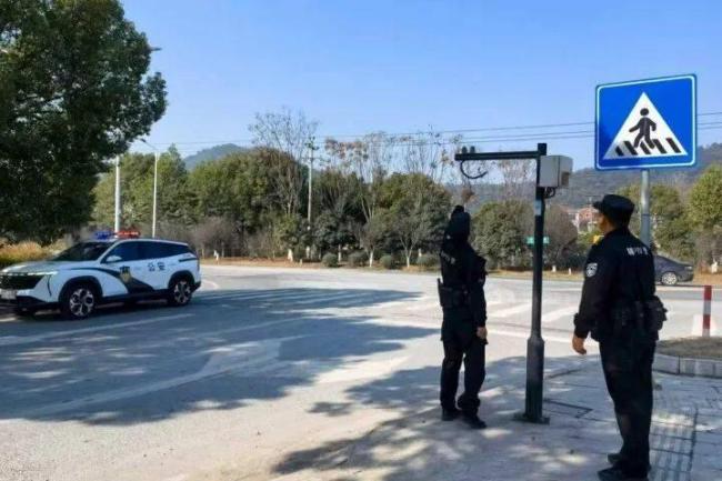 货车司机偷走公安的摄像头被抓