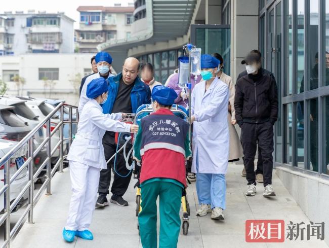 女童心脏濒临崩溃 ECMO团队紧急救援 生死时速挽救生命