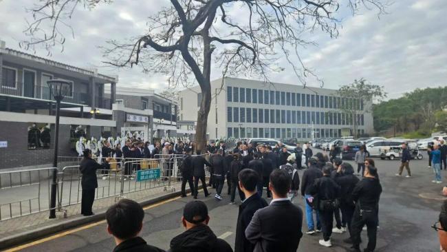 市民群众自发送别梁小龙 功夫巨星陨落悼念络绎不绝