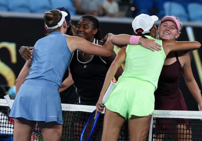 张帅梅尔滕斯2-0击败美国组合晋级8强