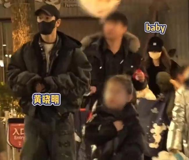 黄晓明Angelababy带儿子游迪士尼 罕见同框庆生