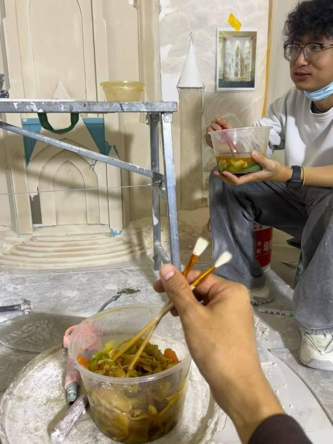 两个00后美术生“刮腻子”一年营收超百万 高浮雕艺术走红国内外