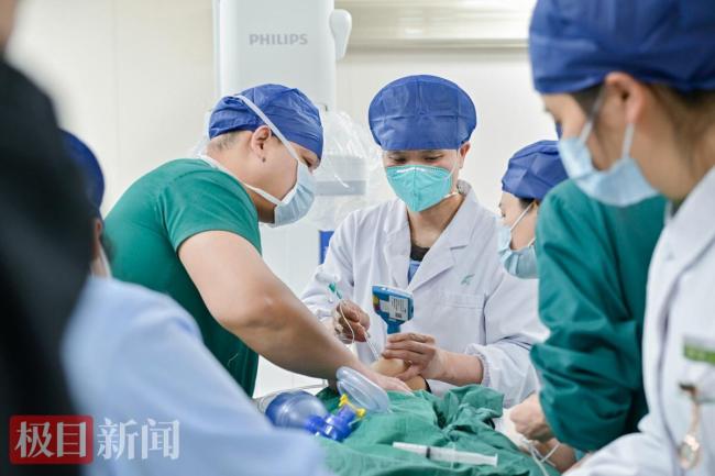 女童心脏濒临崩溃 ECMO团队紧急救援 生死时速挽救生命