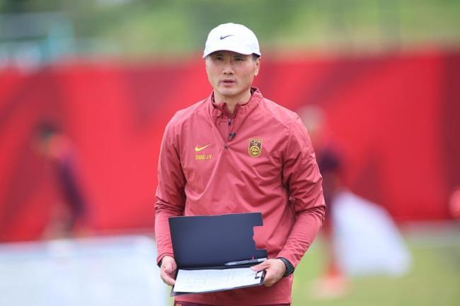 国足结束迪拜拉练！收官战平乌兹别克！1胜2平战绩，连夜回国备战