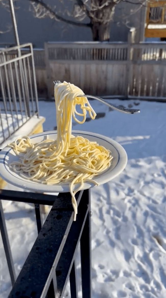 美国网友暴风雪中玩悬空意大利面 严寒天气下的趣味实验