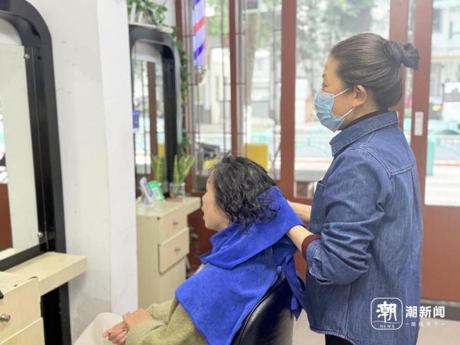 过年美甲 红色与“小马”元素受青睐