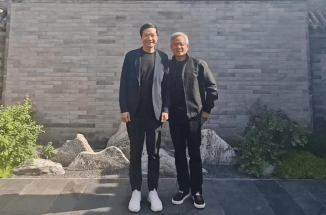 英伟达员工晒年会最牛年终奖 黄仁勋亲笔签名引发热议