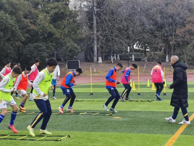 “12岁退役现象”迎转机,校园足球贡献U23国脚 中国足球青训观察② 学训平衡新路径