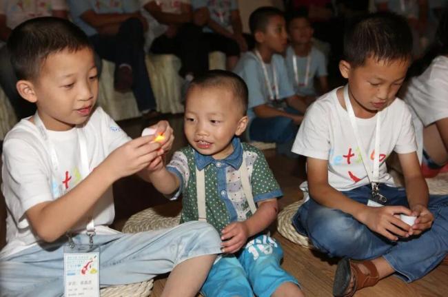 新华社发文评李亚鹏 公益真心获点赞