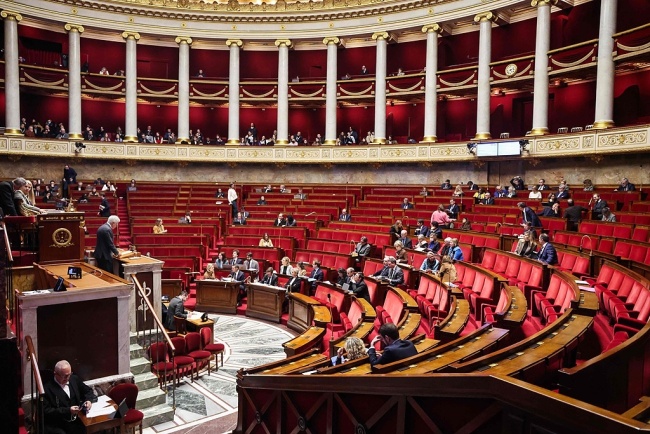 法国国民议会批准15岁以下社媒禁令