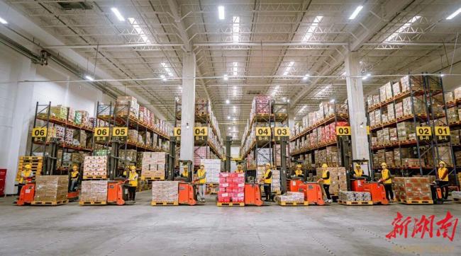 零食连锁鸣鸣很忙登陆港股 市值超952亿港元