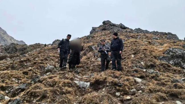 闯贡嘎山未开发区男子靠吃雪求生