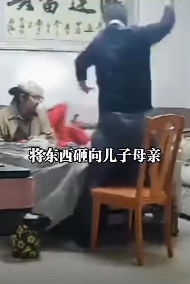 一家三口坐一起聊天男子突然“发疯”