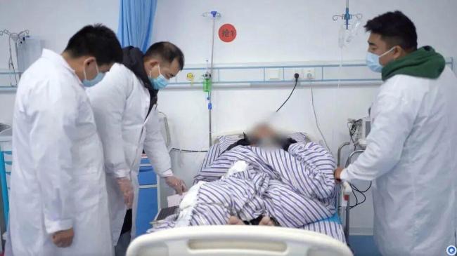 闯贡嘎山未开发区男子靠吃雪求生 违规徒步被罚救回