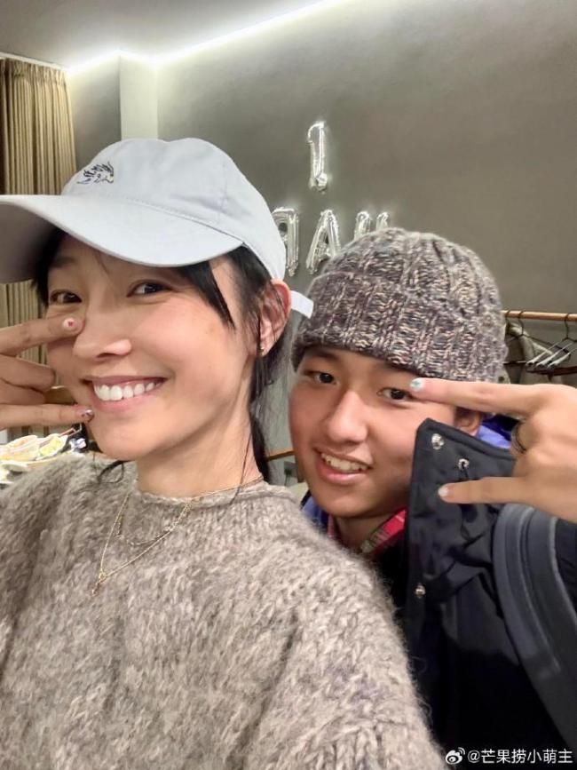 白百何晒与大女儿合影