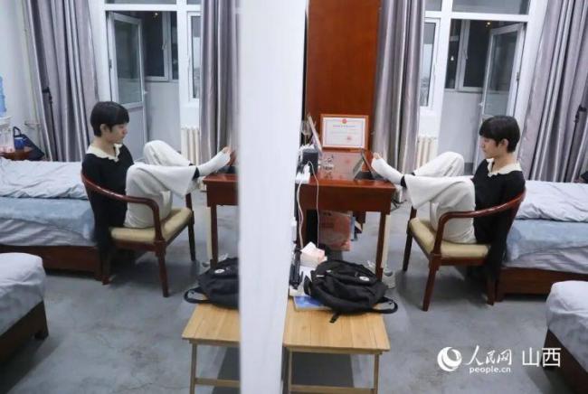 无臂博士生用脚敲出4篇SCI论文 科研路上的坚强脚步