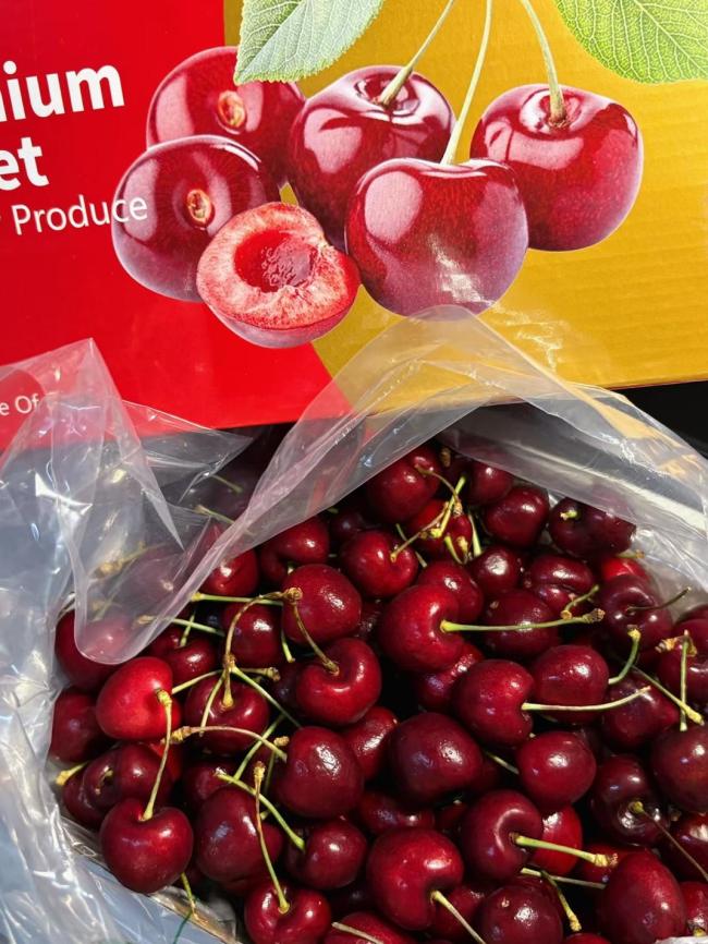 女子怕车厘子坏掉一口气炫了一盆