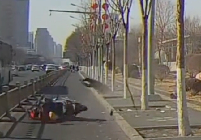 骑车须眉隐没不足腾空“飞越”数米 视频车右拐未实时不雅察激发事故