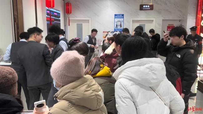 实探金店现场：有人一次买超1000克