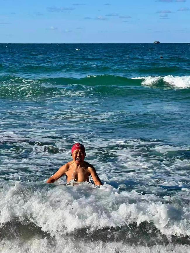 82岁大爷背包环游世界 耄耋之年逐梦全球