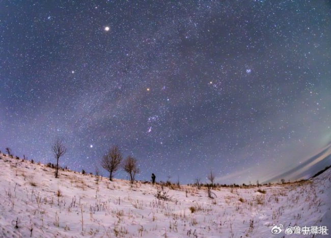 当冰雪大地邂逅璀璨星空 星光冰雪画卷