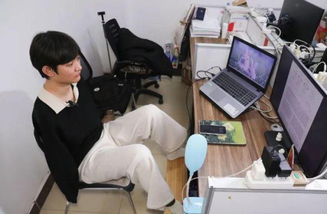 无臂博士用脚敲出4篇SCI论文