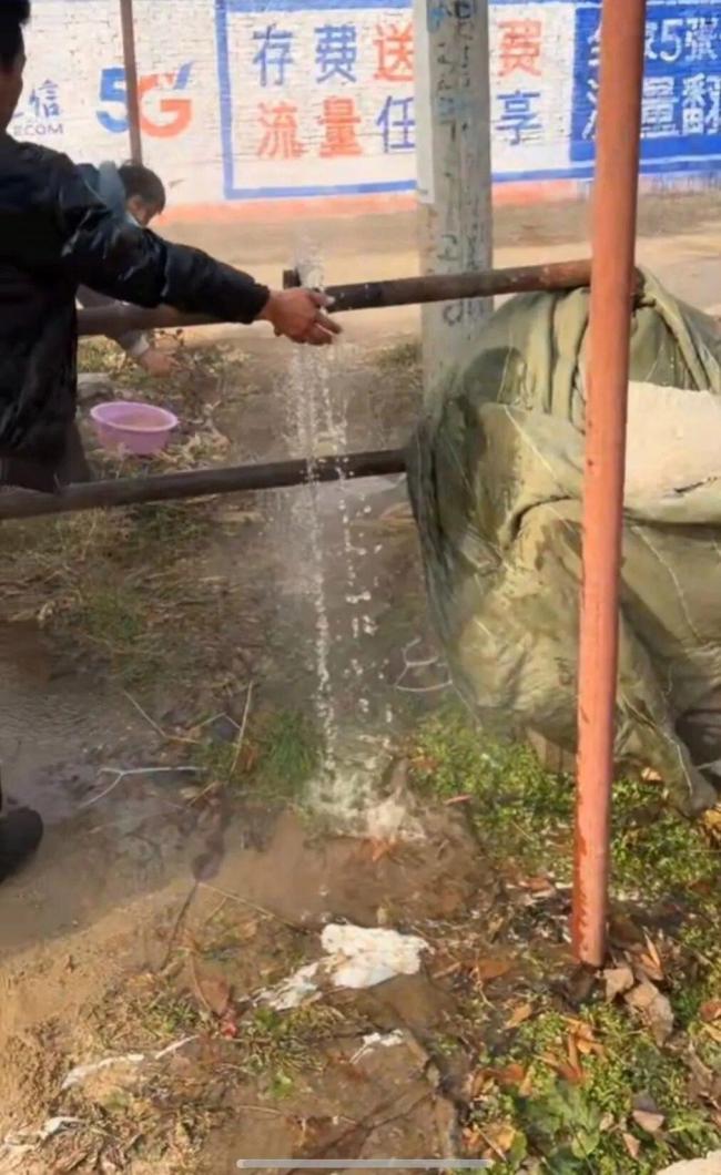 一村深井内突现近60度热水 原因待专家调查